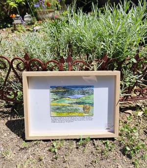Aquarelle et crayons façon carnet de voyage représentant le lac de Guéry (Puy de Dôme, France). Format carte postale. Utilisation de feutres pointes fines. La carte est encadrée et accompagnée d'un texte situant le lieu écrit à la main "Le lac de Guéry est le plus haut lac d'Auvergne. Il est situé à 1244 mètres d'altitude. Il a été formé par une coulée de lave basaltique qui a barré le ruisseau des "Mortes" venant du plateau. Des estives entourent le lac niché dans une vaste cuvette surcreusée par les glaciers"'. 
