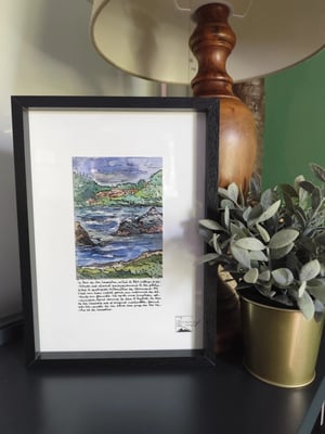 Aquarelle et crayons façon carnet de voyage représentant le lac de la Cassière (Puy de Dôme, France). Format carte postale. Utilisation de feutres pointes fines. La carte est encadrée et accompagnée d'un texte situant le lieu écrit à la main "Le Lac de La Cassière, situé à 861 mètres d'altitude, est réservé exclusivement à la pêche. Situé à quelques kilomètres de Clermont-Ferrand, c'est un lieu idéal pour un moment de détente en famille. Né après une éruption volcanique, tout comme le Lac d'Aydat, le Lac de La Cassière est d'origine naturelle, formé par la coulée de la lave des puys de la Vache et de Lassolas." 