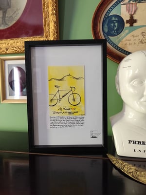 Aquarelle et crayons représentant une illustration réalisée en hommage au passage du Tour de France dans le Puy de Dôme le 14 juillet 2025 . Utilisation de feutres pointes fines. La carte est encadrée et accompagnée d'un texte écrit à la main "Pour la 112ème édition, le tour de France passe de nouveau dans le Puy-de-Dôme. L'étape 10 relie Ennezat au Mont Dore/ Puy de Sancy. Elle se déroule le 14 juillet 2025. D'une longueur de 165,3km, la course passe par des lieux comme le Col de la Moréno, le Col de Guéry ou de la Croix Morand". 